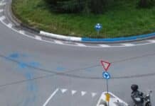 Marassi – Teppisti mascherati da tifosi colorano piazza Guicciardini, presi dai carabinieri piazza guicciardini colorata