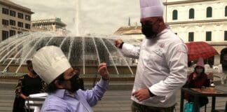 Ristoratori apparecchiano in piazza De Ferrari per protesta Ristoratori tavolini piazza De Ferrari Genova