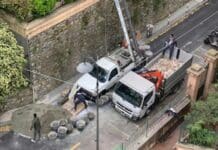 Albaro – Bloccano una via con furgoni e mucchi di sabbia, arriva la polizia locale salita vignola cantiere