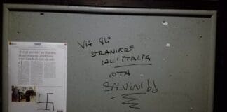 Svastica e messaggi razzisti nella bacheca della Parrocchia di Santa Sabina a San Fruttuoso svastica chiesa san Fruttuoso