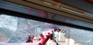 Paura sul treno per Genova: pantografo si stacca e sfonda un finestrino