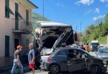 Incidente a San Colombano, scontro tra corriera e auto: parzialmente inagibile una casa