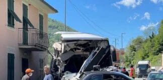Grave incidente a San Colombano, bus di studenti si scontra con un’auto: 15 feriti
