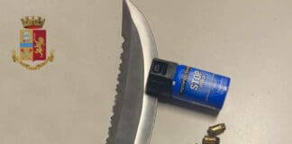 Sampierdarena – Nel marsupio bomboletta illegale, in casa un machete: denunciato 25enne