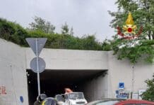 Savona – Auto finisce contro il marciapiede a Legino