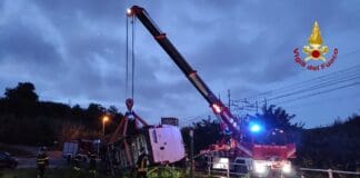 Vado Ligure, furgone esce di strada e finisce contro un tubo del gas