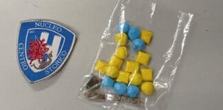 Centro storico – Nascondeva la droga nell’unica scarpa: arrestato pusher disabile