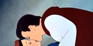 Biancaneve e le polemiche social per il bacio non consensuale Biancaneve bacio rubato Principe Azzurro