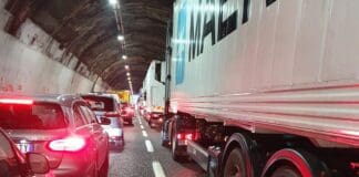 Caos autostrade – Tir in fiamme sulla A26 verso Masone, veicolo in avaria sulla A12: traffico bloccato coda autostrada galleria
