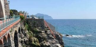 Lavori in ritardo sulla Passeggiata Anita Garibaldi a Nervi scalette scogliera Nervi