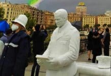 Genova, nuovo raid contro la statua di Giorgio Parodi fondatore di Moto Guzzi monumento Giorgio Parodi Guzzi