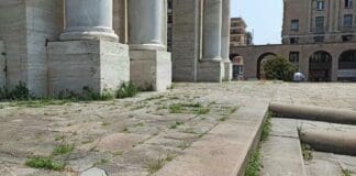 L’arco di piazza della Vittoria circondato dal degrado