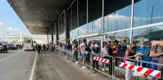 Vaccino anti Covid – Lunghe code all’hub della Fiera di Genova