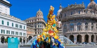 Una scultura di rifiuti plastici in piazza De Ferrari per SlowFish cornucopia De Ferrari - FPT Industrial