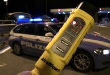 La Spezia, guida ubriaco e causa un incidente in via XX Settembre: patente ritirata etilometro polizia