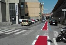 Pista ciclabile in via Dondero a Sampierdarena ma le strisce pedonali sono invisibili pista ciclabile via Dondero sampierdarena