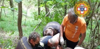 Biker vola per 10 metri e finisce contro un albero durante una gara a Trensasco