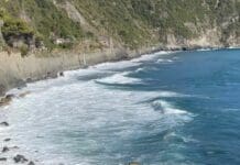 Cinque Terre, l’erosione del mare cancella la spiaggia di Corniglia Corniglia spiaggia ferrovia