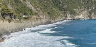 Cinque Terre, l’erosione del mare cancella la spiaggia di Corniglia Corniglia spiaggia ferrovia