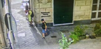 Centro Storico, derubata della borsa mentre è a cena: due denunciati