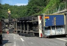 Autostrade, camion si ribalta in A12: ferito l’autista camion ribaltato A6