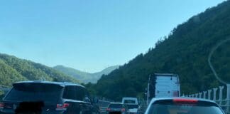 Autostrade, camion si ferma in uno scambio di carreggiata: A6 bloccata