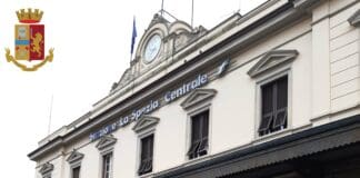 Scassina un’auto in sosta al park della stazione: fermato 33enne