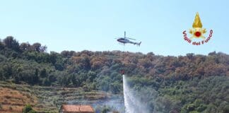 Sestri Levante, incendio vicino al cimitero: evacuate abitazioni