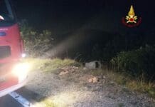 Genova – Auto fuori controllo si cappotta lungo la scarpata