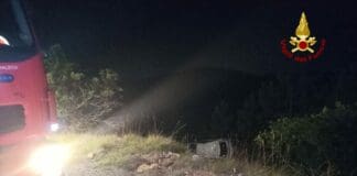 Genova – Auto fuori controllo si cappotta lungo la scarpata