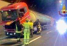 Autostrade – Camion in fiamme in galleria, 9 km di coda tra Nervi e Chiavari