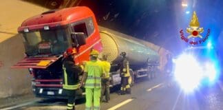 Autostrade – Camion in fiamme in galleria, 9 km di coda tra Nervi e Chiavari