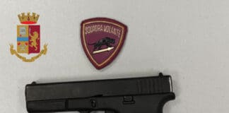 Importuna una giovane poi aggredisce due poliziotti fuori servizio e tira fuori una pistola carica a salve: arrestato