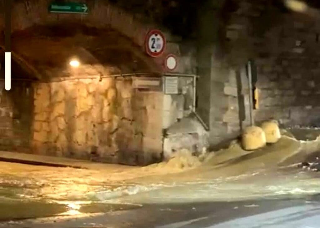 Rapallo tubo rotto sottopasso allagato