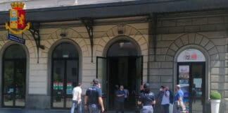 La Spezia – Sull’Intercity senza mascherina, insulta capotreno e aggredisce poliziotta