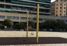 Foce – Riparate le altalene di piazza Rossetti ma sono troppo alte altalena piazza Rossetti