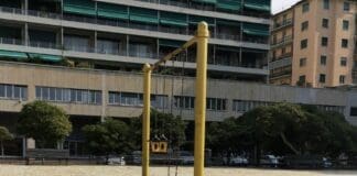 Foce – Riparate le altalene di piazza Rossetti ma sono troppo alte altalena piazza Rossetti