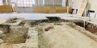 Un pezzo di Genova medievale riemerge dal pavimento della Loggia Banchi