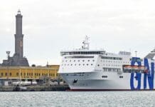 GNV Excellent ferma in porto a Genova, passeggeri inferociti trasferiti su altra nave