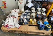 Si avvolge cavi di rame al busto per rubarli dall’azienda in cui lavora: arrestato