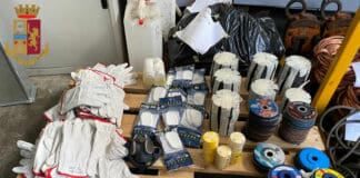 Si avvolge cavi di rame al busto per rubarli dall’azienda in cui lavora: arrestato
