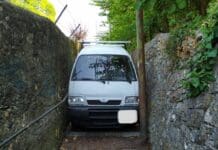 Genova, furgone per la consegna mobili resta incastrato in via pedonale furgone bloccato