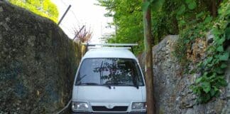 Genova, furgone per la consegna mobili resta incastrato in via pedonale furgone bloccato