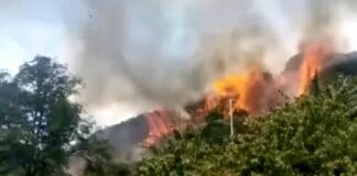Incendi – Bruciano le alture di Prà, paura per le abitazioni incendio Prà via Martiri Turchino