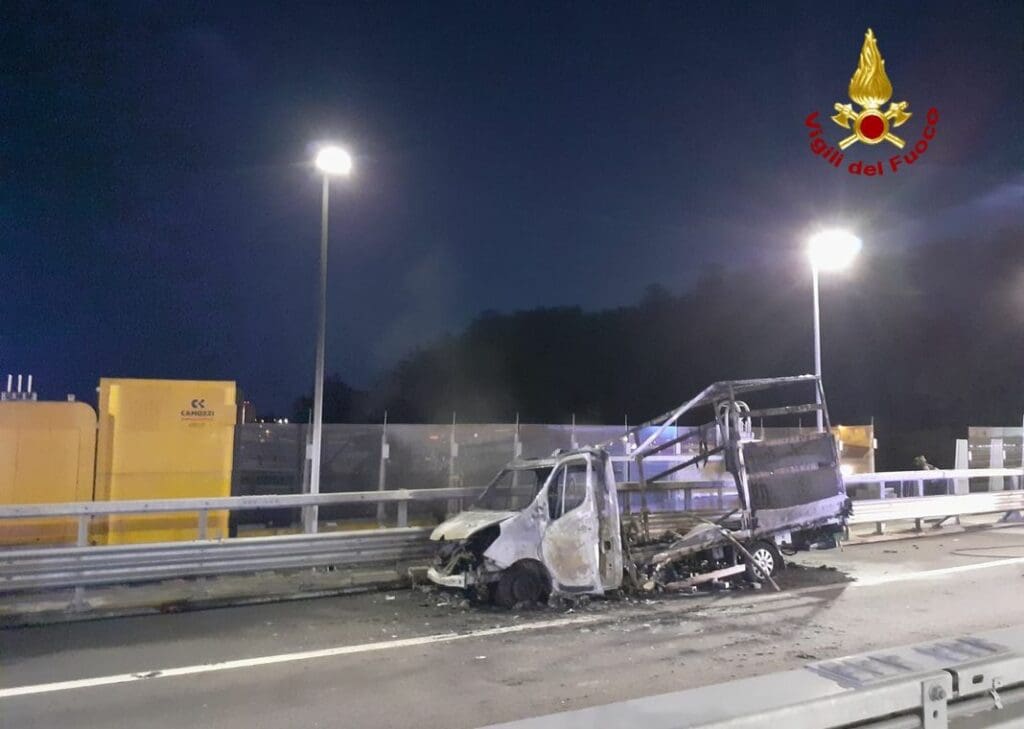 incendio furgone nuovo ponte di Genova
