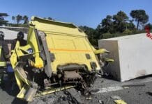Blocco di marmo si stacca dal rimorchio e sfonda la cabina di un tir