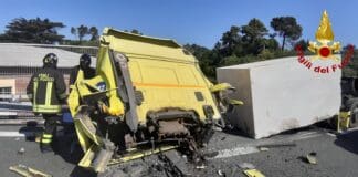 Blocco di marmo si stacca dal rimorchio e sfonda la cabina di un tir