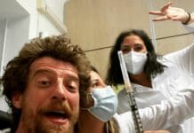 Maurizio Lastrico si vaccina e invita a farlo con un sonetto Maurizio Lastrico vaccino