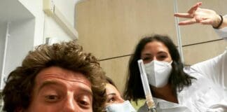 Maurizio Lastrico si vaccina e invita a farlo con un sonetto Maurizio Lastrico vaccino