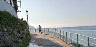 Nervi, perdita d’acqua in passeggiata da quasi un anno ma nessuno la ripara passeggiata Nervi